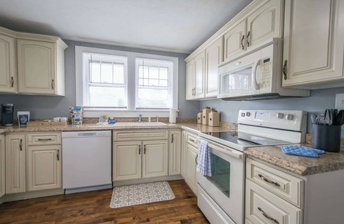 East Flat Rock House | Cozy 3BR w/Free Attraction Tix | 6 Mins to Town