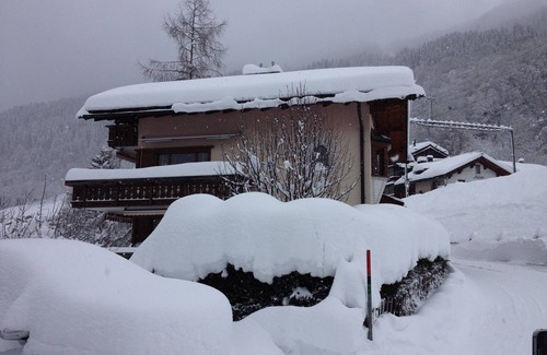 Klosters Dorf Apartment | Cozy 4 1/2 room maisonette with Arvenstube with a view of the mountains