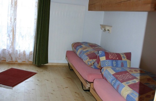 Klosters Dorf Apartment | Cozy 4 1/2 room maisonette with Arvenstube with a view of the mountains