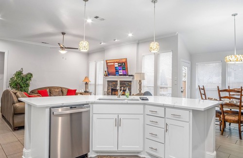 Garland House | Cozy 4-Bdrm Retreat w/BBQ and Firepit - Ideal for Lrg Grps and Outdoor Living