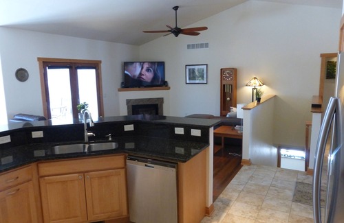 Deerfield Condo | Cozy 4+ Bed 3 Bath Screened in Porch, Fire Pit, yard games - 19 min to Madison