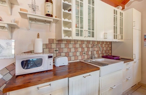 Cove Murtar Apartment | Cozy 4-bedroom Apartment for 8, Pet-friendly with Two Parking Spaces