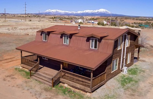 Blanding Cabin | Cozy 4-bedroom cabin in tranquil Blanding with AC, WiFi