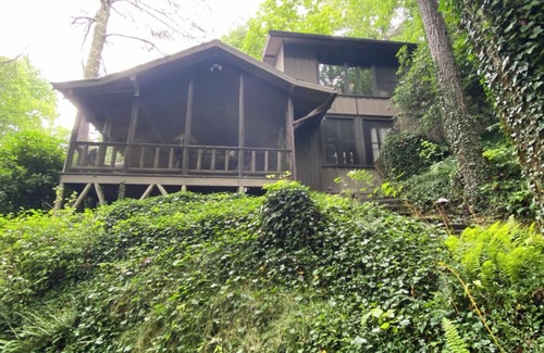 Lake Sequoyah Cabin | Cozy 4-bedroom cabin - 4 Minutes from Downtown Highlands