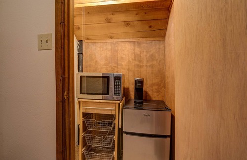 Glencoe Cabin | Cozy 4 bedroom Cabin with Hot Tub and BLS & Sequoia Woods access