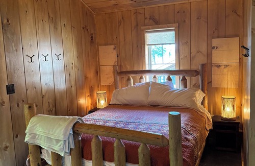 L'Anse Cabin | Cozy 4-bedroom cabin with WiFi, AC on Lake Superior.