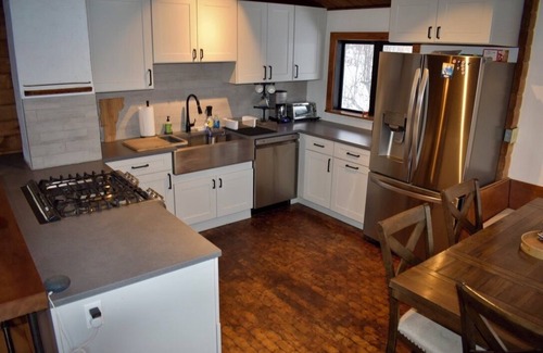 Warren Ski Chalet | Cozy 4-bedroom chalet with WiFi, AC, fireplace in adventurous Mad River Valley