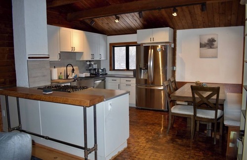 Warren Ski Chalet | Cozy 4-bedroom chalet with WiFi, AC, fireplace in adventurous Mad River Valley