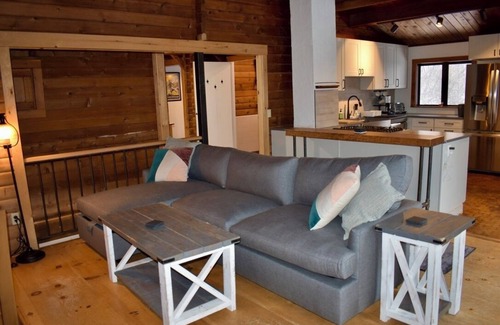Warren Ski Chalet | Cozy 4-bedroom chalet with WiFi, AC, fireplace in adventurous Mad River Valley