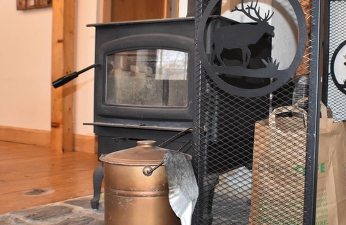 Warren Ski Chalet | Cozy 4-bedroom chalet with WiFi, AC, fireplace in adventurous Mad River Valley