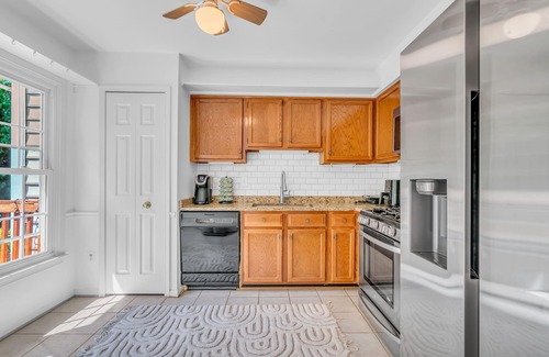 Fairfax House | Cozy 4-bedroom townhome in lovely Fairfax with AC, WiFi