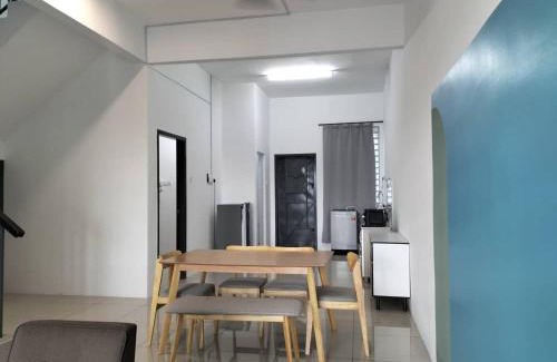 Kampung Keladi House | Cozy 4 bedrooms Double Storey Homestay, in front Kulim Central Mall