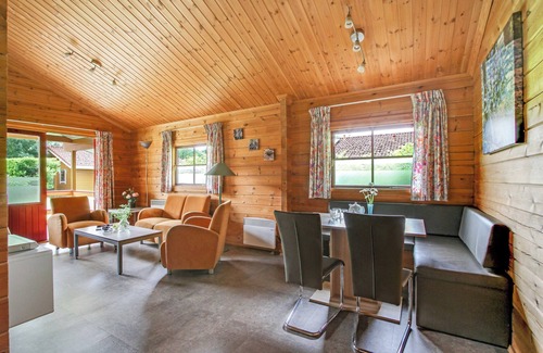 Municipality of Hardenberg House | Cozy 4-person bungalow with dishwasher, washing machine and veranda at park ’t Hooge Holt, near Gramsbergen and the Vechtdal nature area.