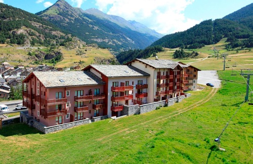 Termignon Apartment | Cozy 4-Person Ski-in/Ski-out Apartment with Balcony, Free WiFi, and Garage in Val Cenis