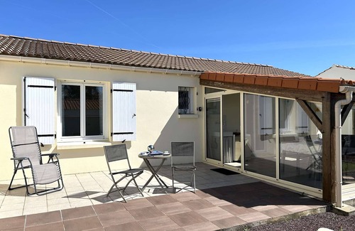 Le Fenouiller House | Cozy 4-room House, Sleeps 6, Near St Gilles Croix de Vie, with Garden & Veranda