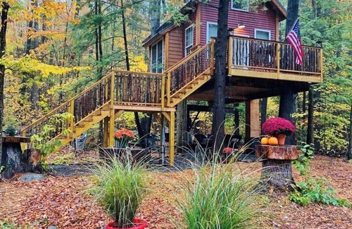 Sanbornton House | Cozy 4 season Treehouse - 30 minute drive to ski!