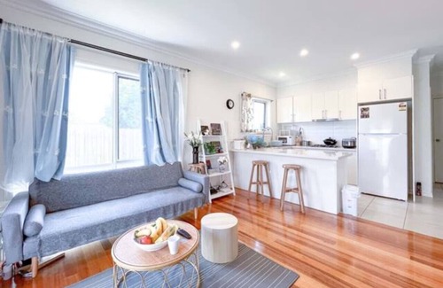 Clayton South House | Cozy 4B3B family home w parking WIFI @Clayton