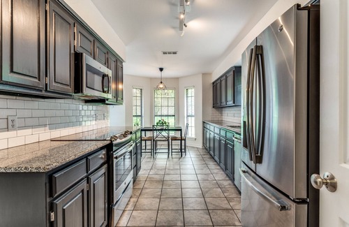 Fort Worth House | Cozy 4bd/2br house by Mira Vista: Family-friendly, 30+ day stays welcome!