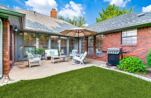 Fort Worth House | Cozy 4bd/2br house by Mira Vista: Family-friendly, 30+ day stays welcome!