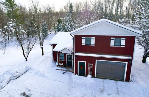 Wolcott House | Cozy 4BR Cottage, pond, firepit, 20 min to Stowe!