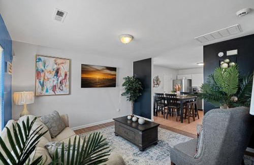 Charlotte House | Cozy 4BR Home Near Uptown -King Bed- Jacuzzi