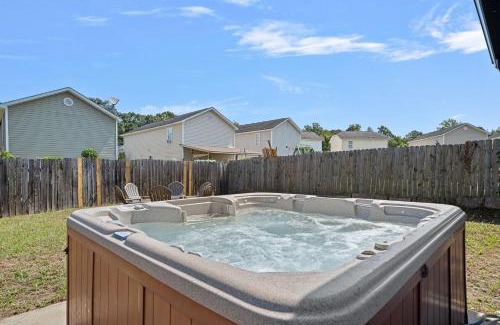 Charlotte House | Cozy 4BR Home Near Uptown -King Bed- Jacuzzi