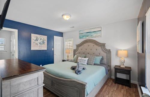 Charlotte House | Cozy 4BR Home Near Uptown -King Bed- Jacuzzi