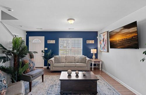 Charlotte House | Cozy 4BR Home Near Uptown -King Bed- Jacuzzi