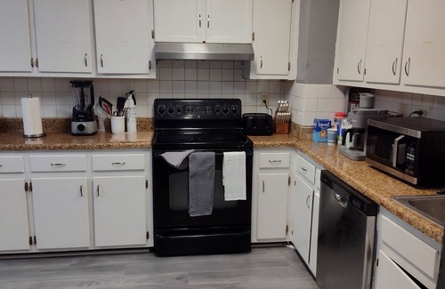 Norfolk House | Cozy 5-bdrm hm, Loaded Kitchen, w/Patio nDeck & Grill, WiFi in pleasant Norfolk