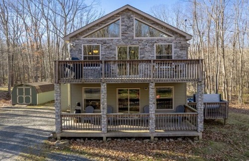 White Haven Ski Chalet | Cozy 5 bedroom, 3 Bath Chalet w/ Hot Tub & Pool Table - Sleeps 14!