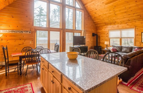 Birchview by the Saco House | Cozy 5⭐️ log cabin w hot tub & fire pit. Fall foliage 🍁🍃🍂 midweek availability.