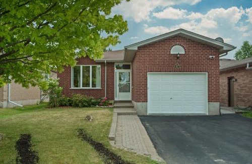 Lindsay House | Cozy 5Bdrm Home Games, Parking, Close to Arena