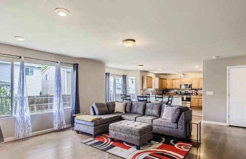 Longmont House | Cozy 6BR! Great for Large groups