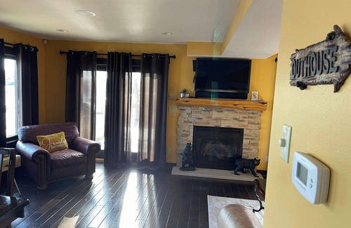 La Crosse Ski Chalet | Cozy 8 Person Chalet on the Bay