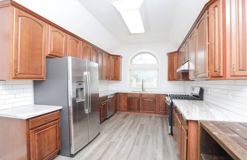 Humble House | Cozy 8BR Rustic House near IAH & Downtown Sleeps 19, Event-ready, Spacious Yard