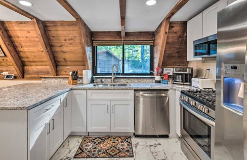 Bent Creek Cabin | Cozy A Frame, 15 Minutes to Asheville, Hot Tub, and Games!