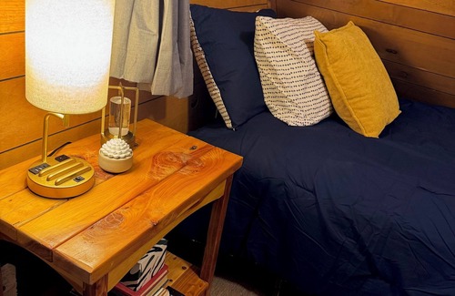 Antelope Cabin | Cozy A-frame Cabin with WiFi and AC in charming Antelope