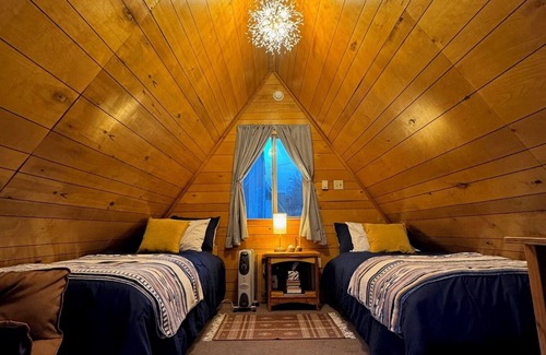 Antelope Cabin | Cozy A-frame Cabin with WiFi and AC in charming Antelope