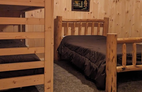 Woodsville Cabin | Cozy A-frame chalet with 9 AM check-in & 6 PM check-out!