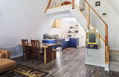 Bouvet Island House | Cozy A-Frame - Truly Woodsy -Outdoor Dine on Deck