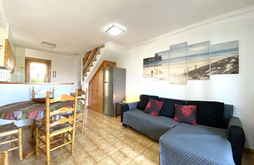 L'Escala Cottage | Cozy abd family house with community pool