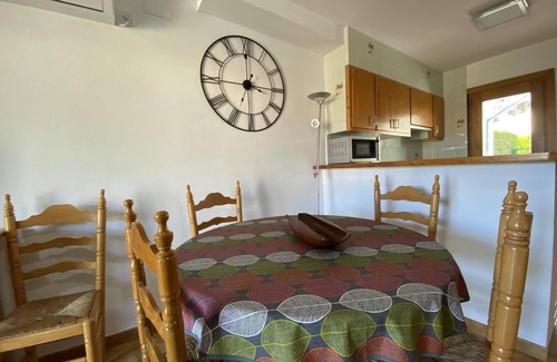 L'Escala Cottage | Cozy abd family house with community pool
