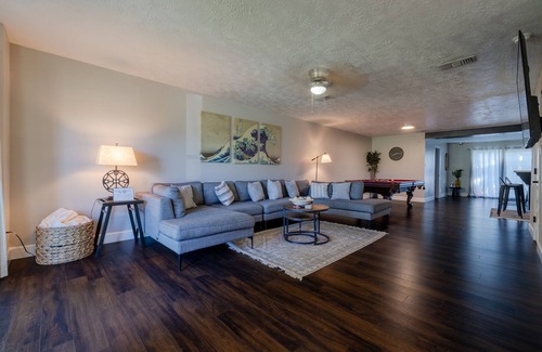 Tomball House | Cozy abode located in the serene Willow Forest of Tomball, Texas