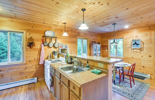 Prospect Harbor Cabin | Cozy Acadia Area Cabin, Walk to Beach & Lighthouse