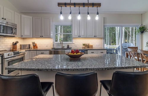 West Tremont House | Cozy Acadia Hideaway with Hot Tub