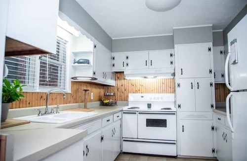 Covington House | Cozy Adams St Cottage! Short walk to square!