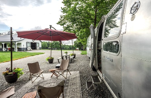 Crestwood House | Cozy Airstream FarmStay in serene Crestwood with WiFi, AC