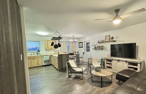 Badger House | Cozy Alaskan Stay: 3BR home, aurora views + garage