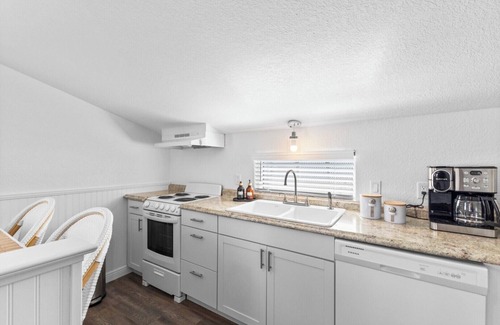Boca Grande Apartment | Cozy Anchor Inn #1, 1-bedroom retreat in the heart of Boca Grande.- Sleeps 4 - Pool