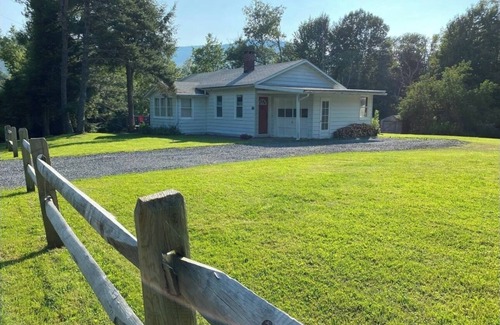 Tannersville Cabin | Cozy and bright 2-bedroom cabin in charming Elka Park